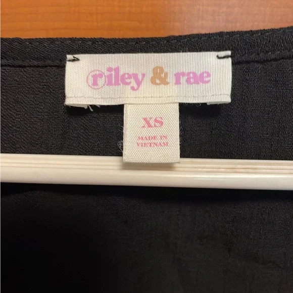 Riley & Rae XS Top - Picture 3 of 8